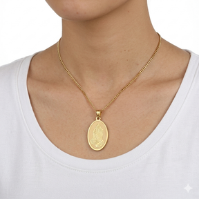 Colar Aço Inoxidável Mãos em Prece - Dourado